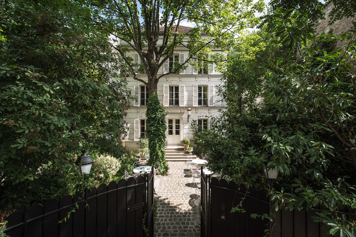 Facade-jardins-apres-midi-Hotel-Particulier-Montmartre-Credit-Photo-Jefferson-Lellouche